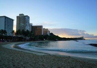 Obraz premium ハワイ 太陽が昇る時刻のワイキキビーチ