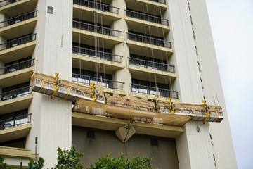 ハワイ　カラカウア通りに建つホテルとメンテナンス用のゴンドラ
