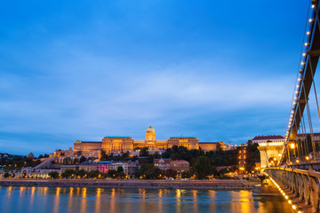 Obraz premium Budapest Chain Bridge and Royal palace at night