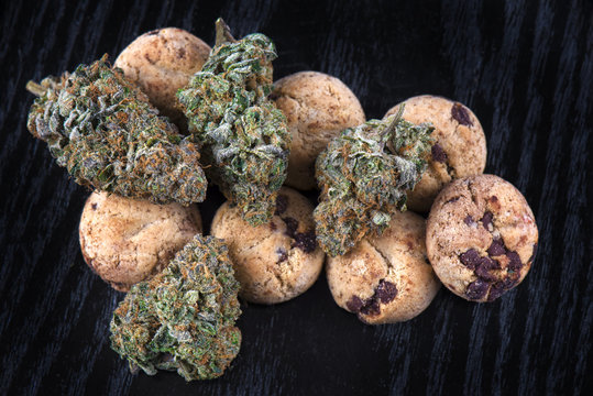 Cannabis nugs (forum cut cookies strain) and infused chocolate chips cookies