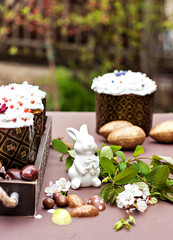 Obraz na płótnie Canvas Easter cake and eggs. Easter table decoration.
