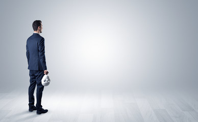 Obraz premium Man with object in his hand in an empty space