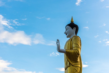 Obraz premium Buddha statue with blue sky