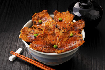 豚丼　Butadon. Baked pork covered rice