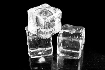 Obraz premium ice cubes on black background.