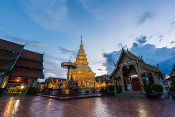 Naklejka premium Wat Phra That Hariphunchai with Twilight time in Lamphun Province, Thailand. Most famous temple in northern of Thailand.