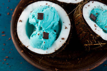 Obraz na płótnie Canvas Blue ice cream in coconut bowl.
