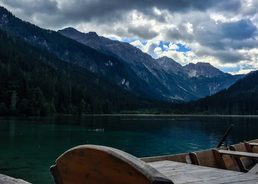 Ruderboot in einem See in den Bergen