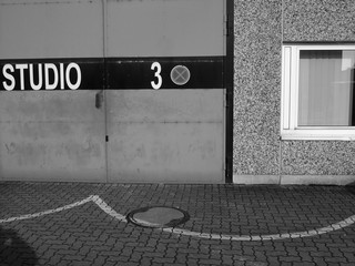 Stahltor mit weißer Nummer 3 und dem Zeichen für strenges Halteverbot in einem Industriegebiet...