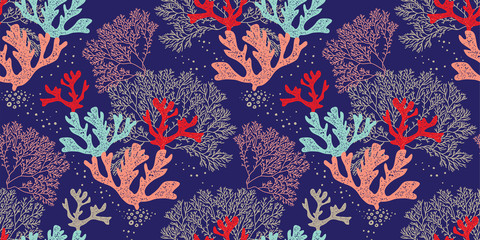 Ręcznie rysowane bezszwowe wektor wzór. Modny wzór z koralami i algami na niebieskim tle do drukowania, tkanin, tekstyliów, produkcji, tapet. Dno morza. - 192130577