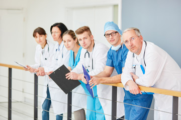  Ärzteteam mit jungen Ärzten in der Ausbildung