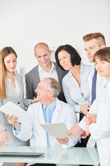 Chef und seine erfolgreichen Klinik Mitarbeiter