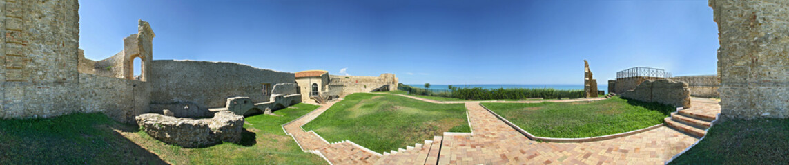Fototapeta na wymiar Ortona, interno del castello aragonese a 360°