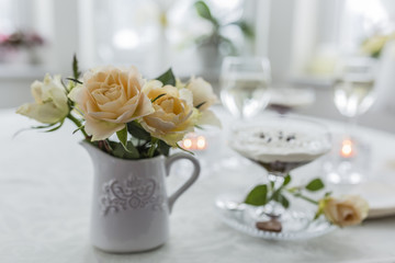 Obraz na płótnie Canvas Elegant table arrangement with Valentine's dessert.