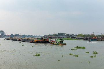 Fototapeta na wymiar タイ・バンコク・チャオプラヤ川・ボート