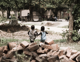 Spielende Kinder in einem Dorf in Afrika