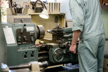 町工場で働く人々