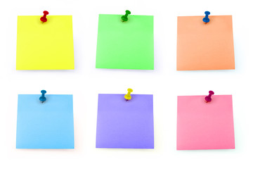 Buntes Merkzettel Set mit Stecknadel Pin - Freigestellt auf wei&szlig;em Hintergrund