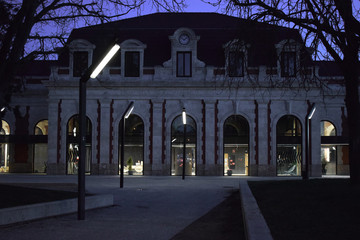 Estación de trenes antigua durante la noche.