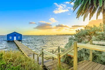 Fototapeten Die ikonische Landschaft von Blue Boat House oder Crawley Edge Boatshed mit Holzsteg am Swan River bei Sonnenuntergang. Einer der meistfotografierten Orte in Perth, Western Australia, in der Nähe des Kings Park. © bennymarty