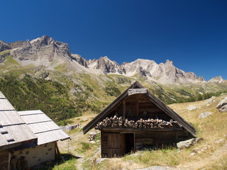 Fototapeta premium Berghütte aus Holz in den französischen Alpen mit Bergpanorama 1