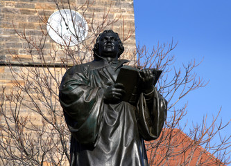 Denkmal Martin Luthers vor dem Turm der Kaufmannskirche