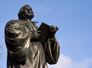 Denkmal Martin Luthers vor strahlend blauem Himmel