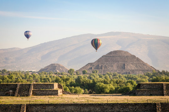 Hot air ballons over teh pyramids of Teotihuacan in Mexico