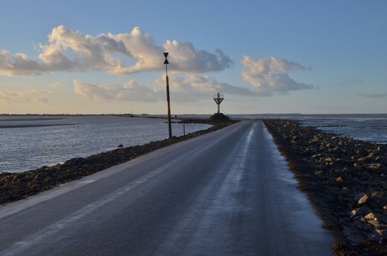Submersible road. Passage du Gois, &icirc;le de Noirmoutier, France