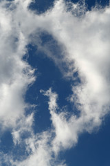 青空と雲「空想・雲のモンスター（現れはじめたドラゴンなどのイメージ）」これからの時代に対応する、立ち上がる、大いなる想い、大志を抱いてなどのイメージ