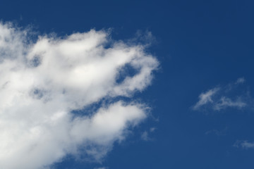 青空と雲「空想・雲のモンスターたち」歯をくいしばって進む、想いを込めて、気合をいれて、負けず嫌いなどのイメージ