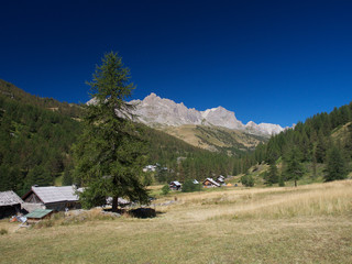 Fototapeta na wymiar Einsames Tal in Frankreich , Alpen, im Sommer