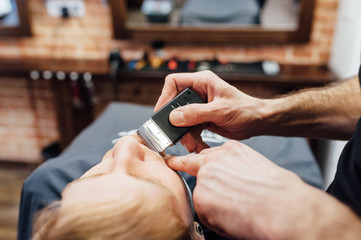 Obraz na płótnie Canvas Barber shave and modeling beard at the hair salon