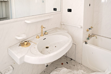 Bagno Sporco Abbandonato