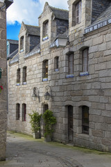 Fototapeta na wymiar Concarneau. Maisons typiques bretonnes dans la ville close. Finistère. Bretagne