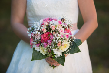 Braut hält Blumen Brautstrauss