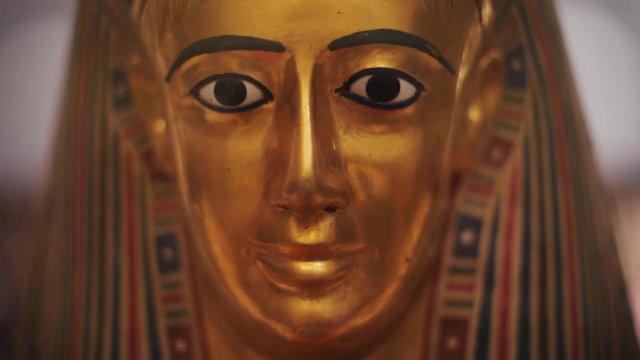 Close up gold egyptian statue inside the museum sculpture background vintage face antique egypt history pharaoh ramses statue archaeology cairo culture famous portrait figure