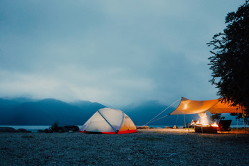 夕暮れの湖畔キャンプ場　テントとタープ