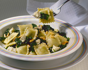 Ravioli mit Spinat,Feta und Pinienkerne.Italien