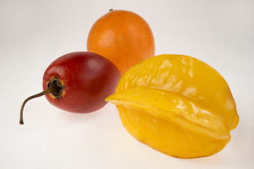 Tamarillo, Granadilla, Karambola - trzy egzotyczne owoce na białym tle
