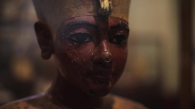 Close up egyptian statue inside the museum sculpture background black vintage face antique egypt history pharaoh ramses statue archaeology cairo culture famous portrait figure