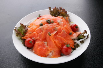 サーモンのカルパッチョ　白皿