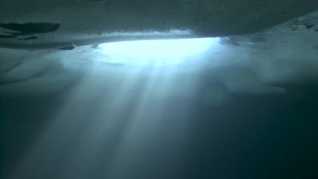 Plong&eacute;e sous-glace