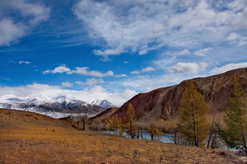 Fototapeta na wymiar Russia. The South Of Western Siberia. Autumn in the Altai Mountains near the natural Park 