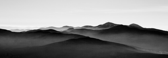 Paysage de montagne à sutton, noir et blanc avec brume sur fond