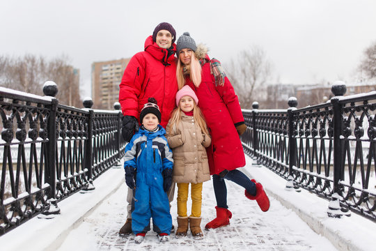 Photo of family with children in winter on bridge