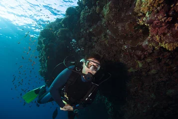 Selbstklebende Fototapeten Taucher erkundet Korallenriff © frantisek hojdysz