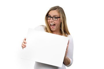 Naklejka premium Hübsche blonde Frau mit Brille hält eine leere Tafel in den Händen und ist begeistert