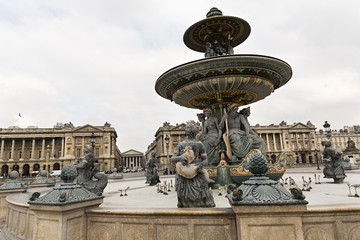 Fototapeta na wymiar Fuente en la Plaza de la Concordia, París.