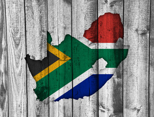 Karte und Fahne von Südafrika auf verwittertem Holz